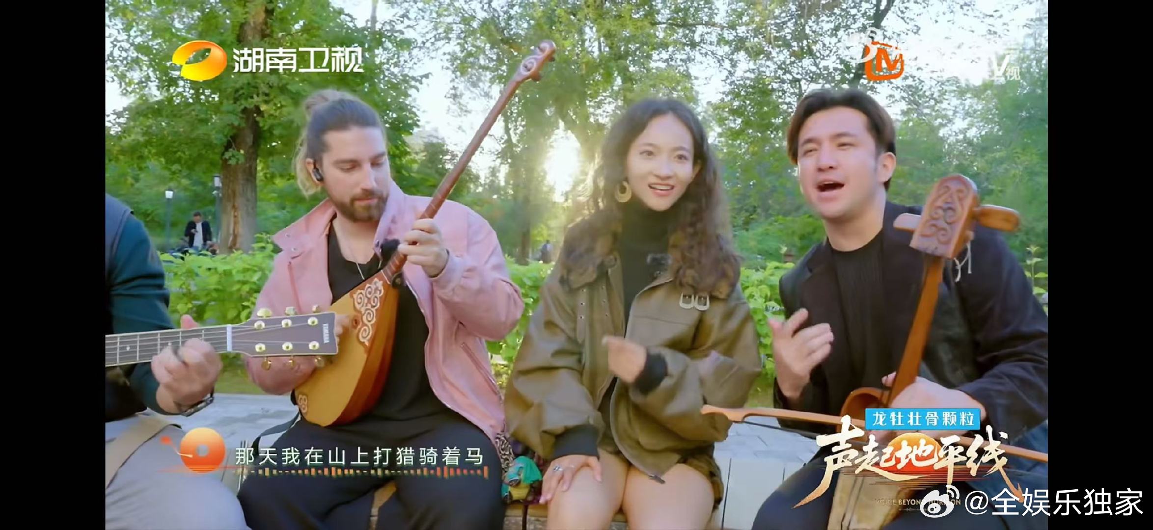 中国音乐人把外国街头变成livehouse音乐人在街头玩音乐的松弛感声起地平线异