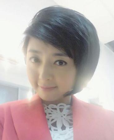 2015年，四川电视台女主播佟瑶，吃完饭回宾馆途中，实在尿急，就停下车钻进路旁灌