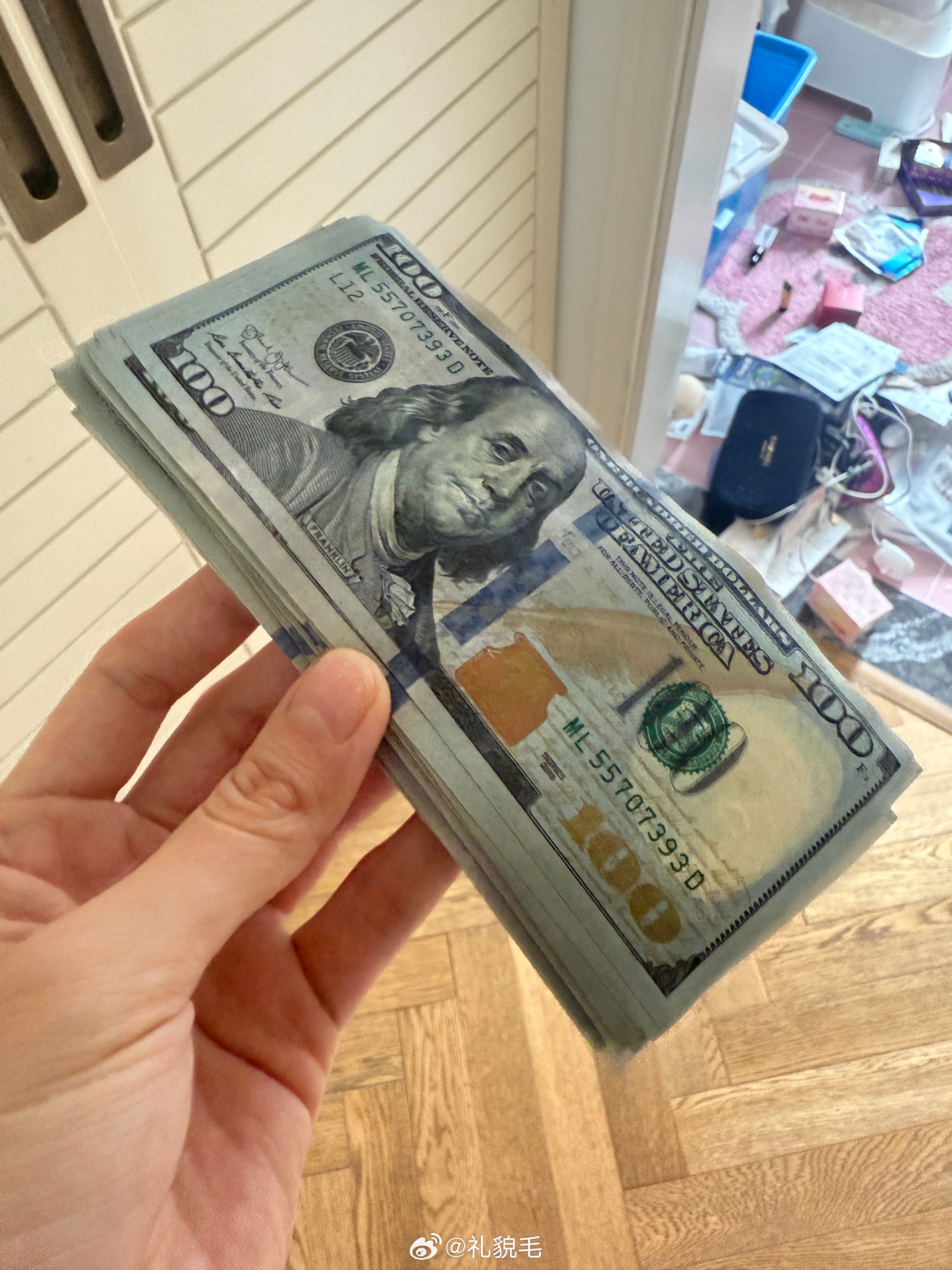 洗手间台盆漏水了，台盆下面是我的护肤品收纳箱，整理的时候发现了一叠泡在水里的美金