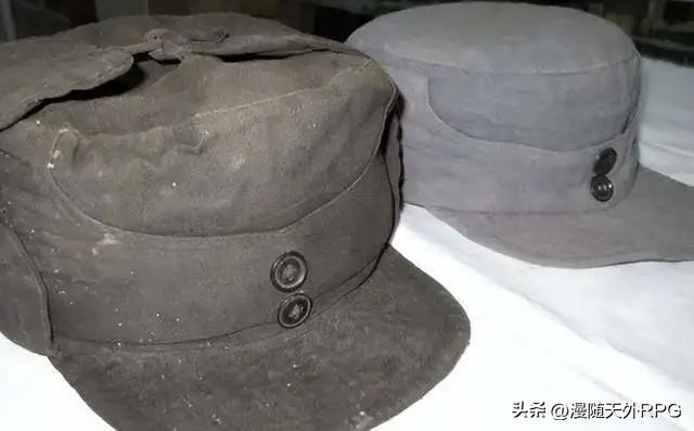 早期国民革命军借鉴德国山地帽设计的圆筒战斗帽，原来也带可以翻下来的护耳，正面两粒