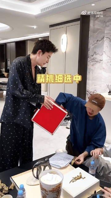 贾乃亮一边踏踏实实做公益传递善意，一边把团队照顾得妥妥帖帖，这么靠谱的老板属实少