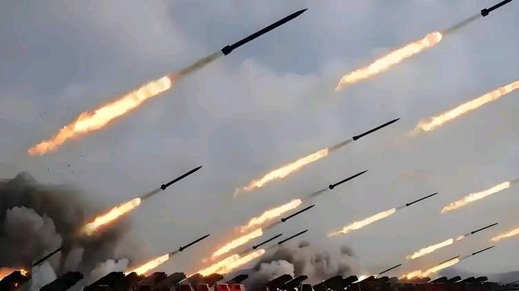 美以对伊朗的军事打击推动了伊朗强硬派掌权，温和派被边缘化。美以发起们斩首行动，本