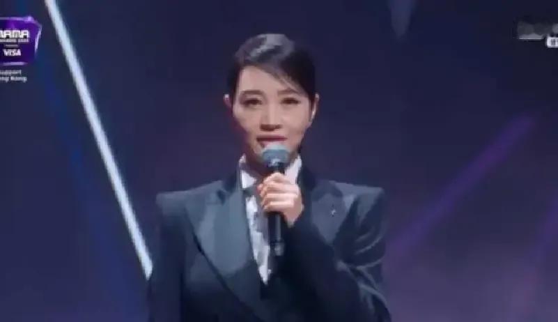 金惠秀在MAMA红毯一露面，弹幕齐刷这是54岁？
我盯着直播截图放大看，脖子下颌