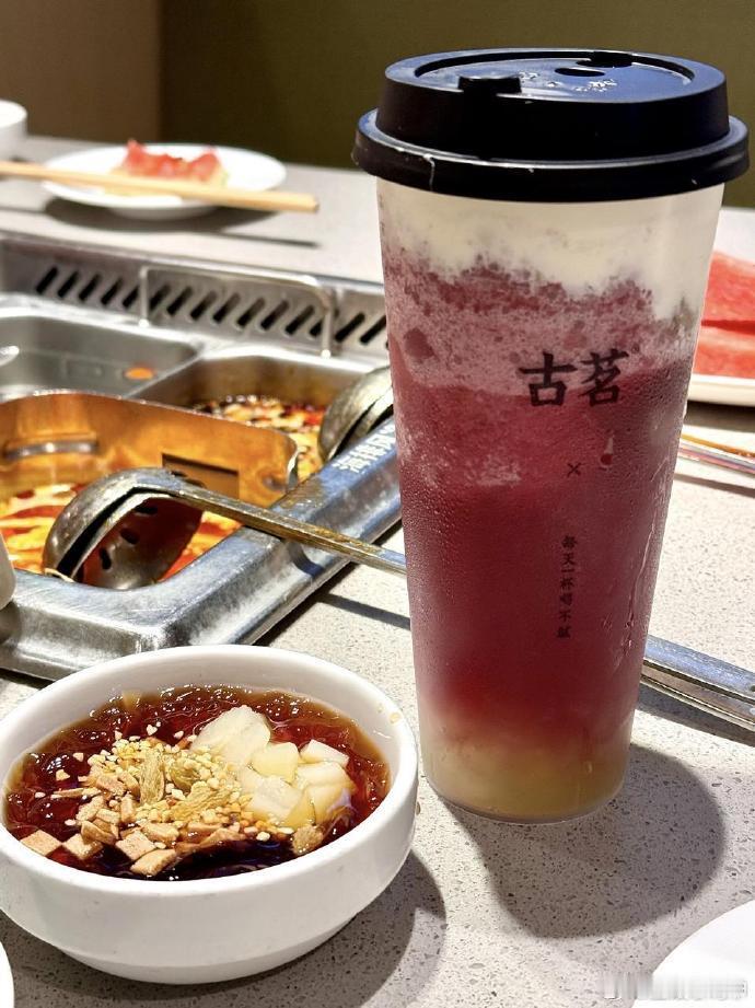 日韩游客打卡中国鲜果茶当老外第一次喝中国鲜果茶 救命！韩国欧巴欧尼刚下飞机就冲向