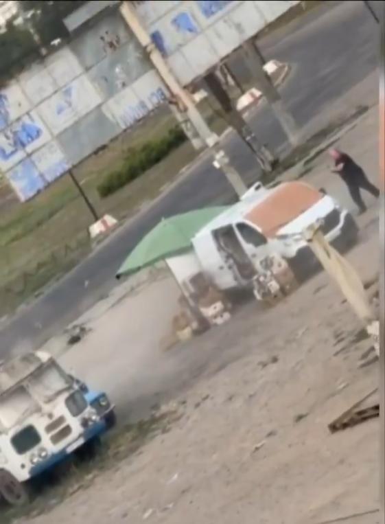 奇迹般死里逃生……俄罗斯无人机在乌克兰南部赫尔松追逐一名男子后将其汽车击中。
今