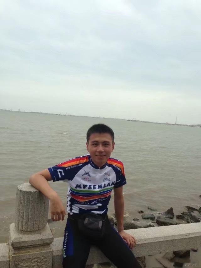 最近看了一些QQ空间的照片，我发现我确实一年比一年发福。图1～2，2014年图3