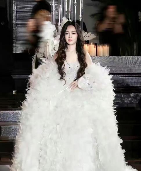 向佐看﻿傻了，向太也懵了，谁‎能‎想到，两个娃的妈郭碧婷穿婚纱美回少女，说她未成