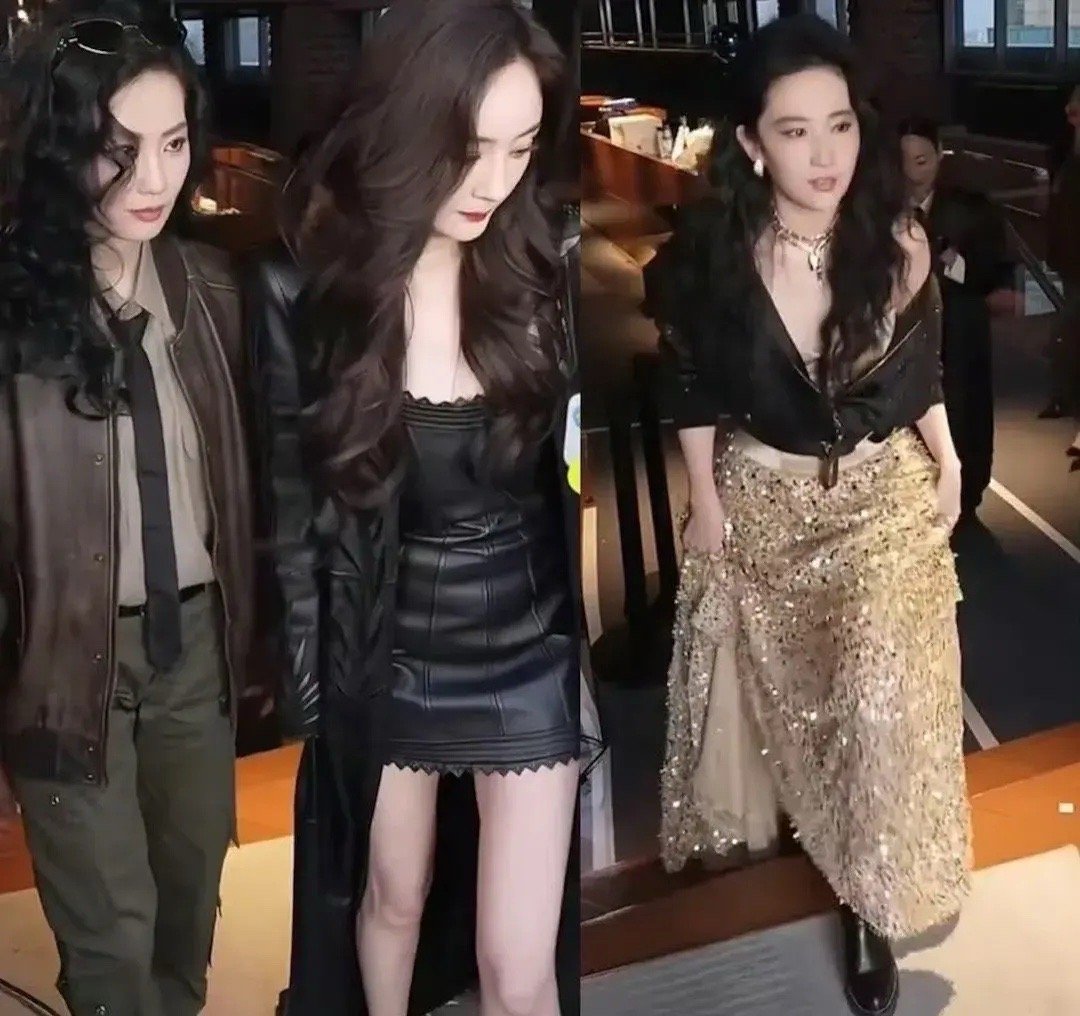 神仙阵容来啦！刘亦菲杨幂刘诗诗嘉人同场活动，好养眼的三位美女。刘亦菲身着金色礼服