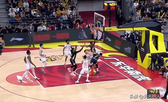 广东打的真糟糕，萨姆纳抢篮板打到胡明轩，这一下还是很疼，别互相伤害了



广东