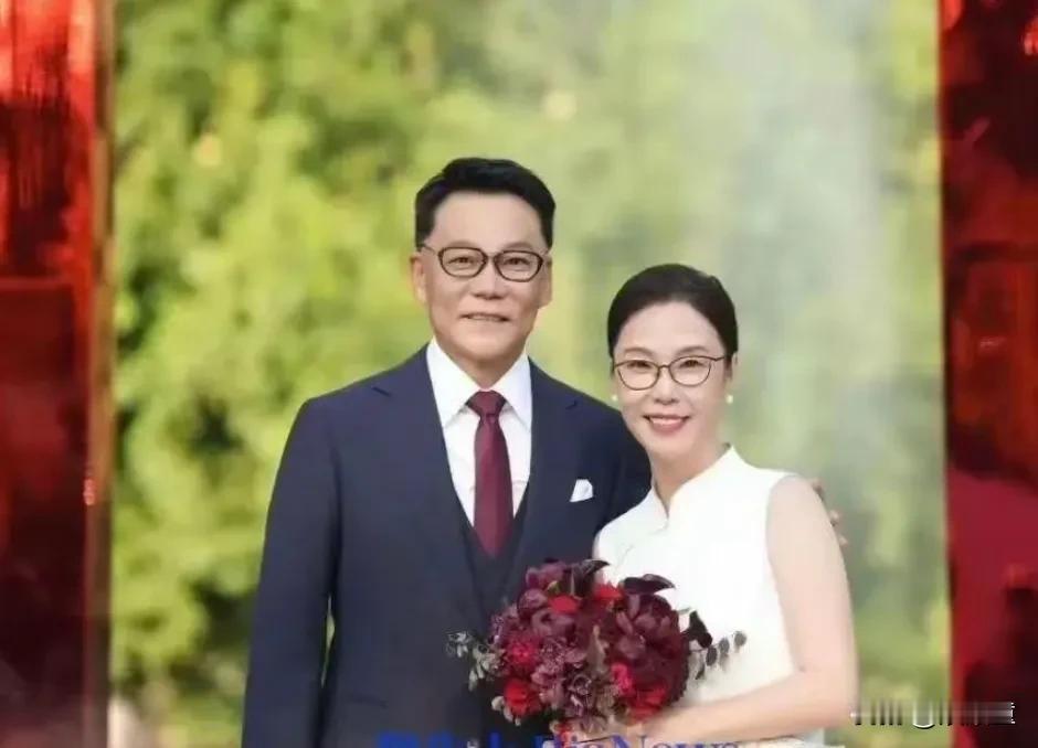 从俞敏洪参加李国庆婚礼来看，觉得他不是虚伪的人，也不是言行不一的人！
在场多数都
