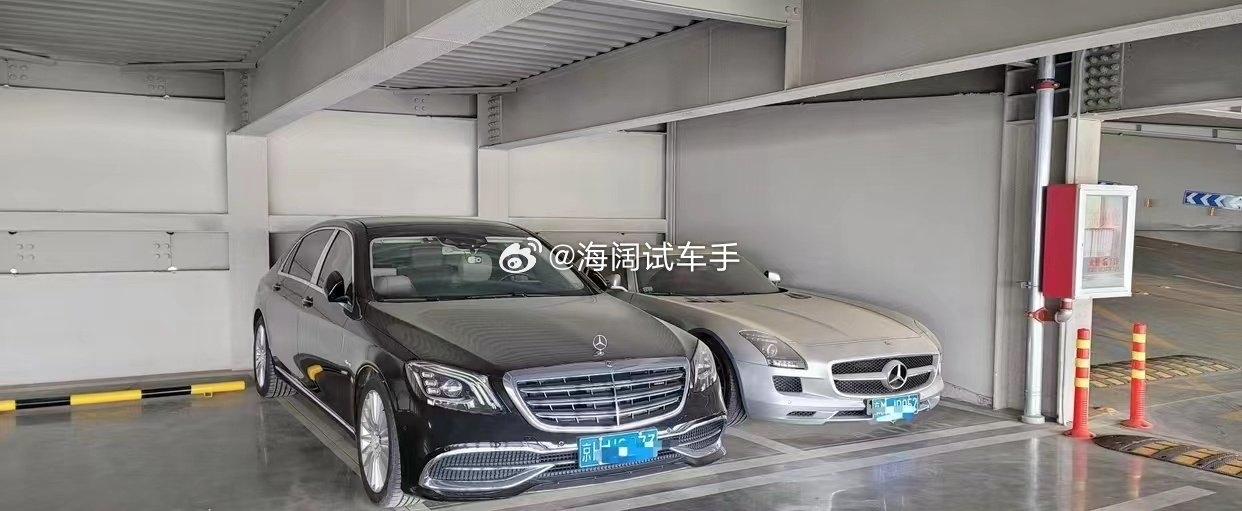 能拥有这两台奔驰车也不是一般人啊！！！可惜车位尺寸有些那啥~~~