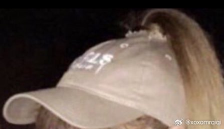 经典回顾Ariana Grande专门在帽子上剪了个洞，就为了可以把高马尾露出来