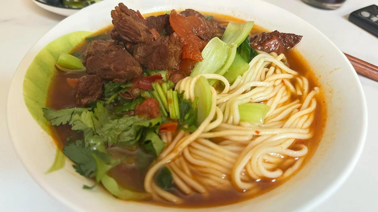 牛肉慢慢卤，卤完用汤料煮碗面，绝了，剩下牛肉放到冰箱慢慢吃。红烧鲜牛肉面
