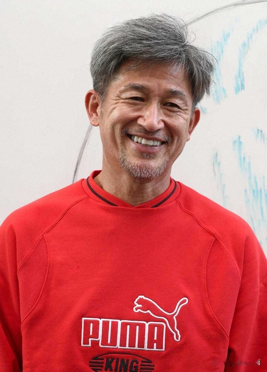 三浦知良，59岁了，还在职业队踢球。而且身材体力保持的贼好。

他15岁赴巴西追