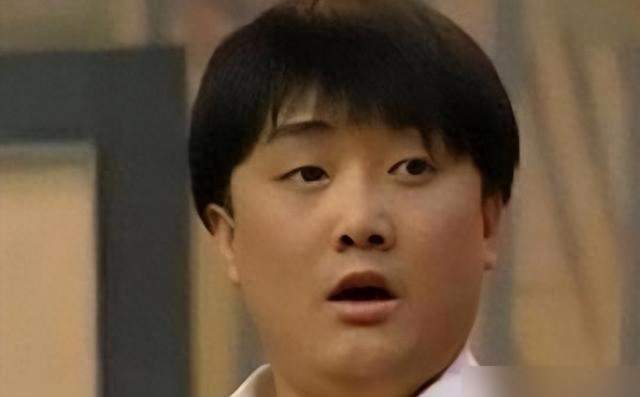 舞台笑声曾暖几代观众，凌晨车祸突然断欢乐，酒驾还是货车惹祸。