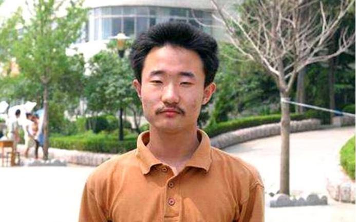 20年前，一名在美国深造的中国留学生，以吃不惯美国饭为由坚决回国，他就是考了74