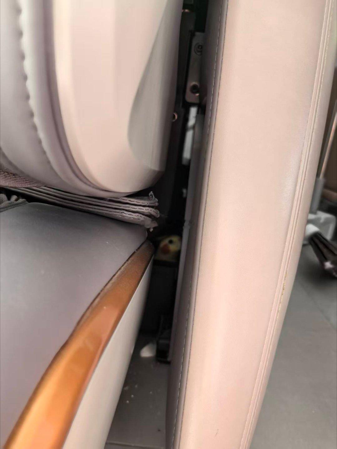 昨天要出门的时候说啥也找不到小崽子了 但是叫名字的时候能听到声音从按摩椅附近传过