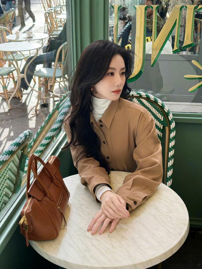 我们春晚是中式美学天花板刘诗诗的2024春晚汉服舞台，堪称中式美学天花板！她一颦