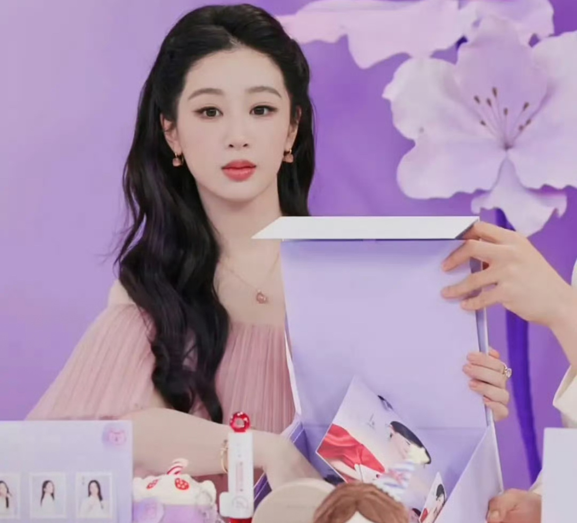 今晚杨紫直播截图状态   心情不错[送花花] ​​​
