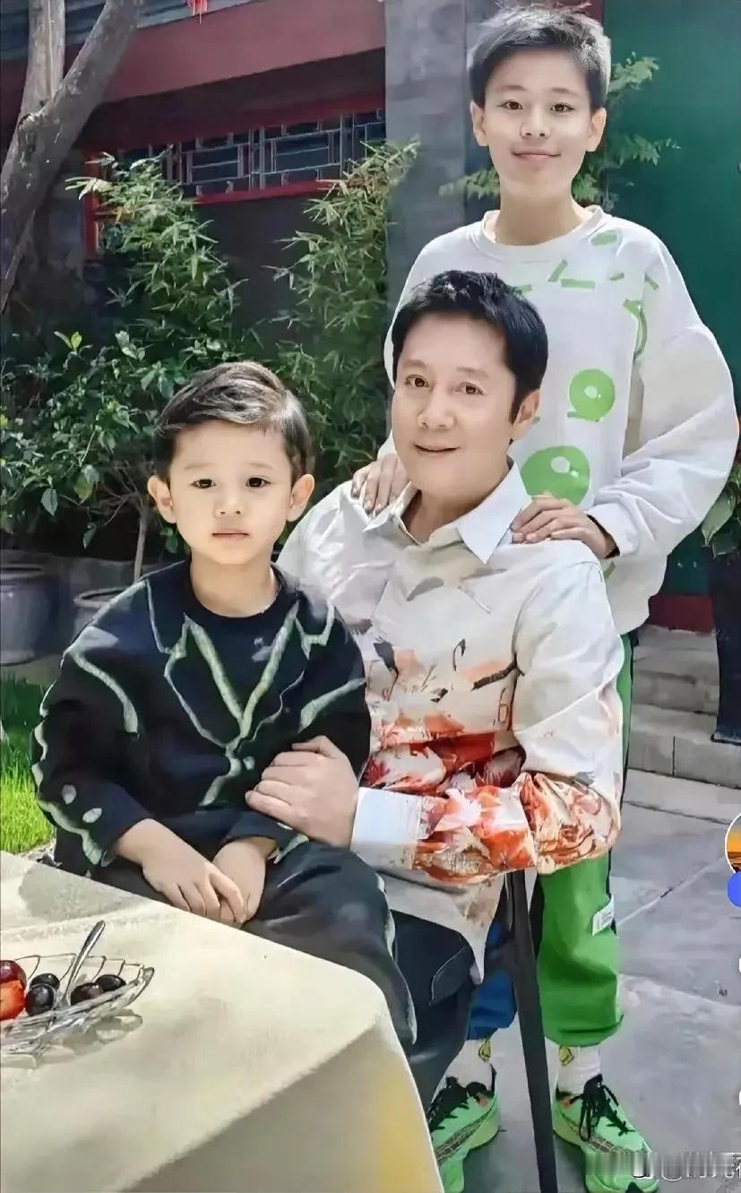 蔡国庆的两个儿子好萌好酷啊！两个儿子都帅气，高颜值，蔡国庆很宠小儿子，长相跟他小