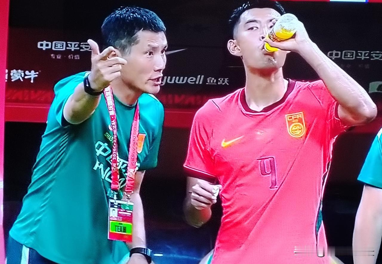 王子铭上演帽子戏法，高中生赵松源创登场记录，邵佳一国足3：0大胜马尔代夫！
国足
