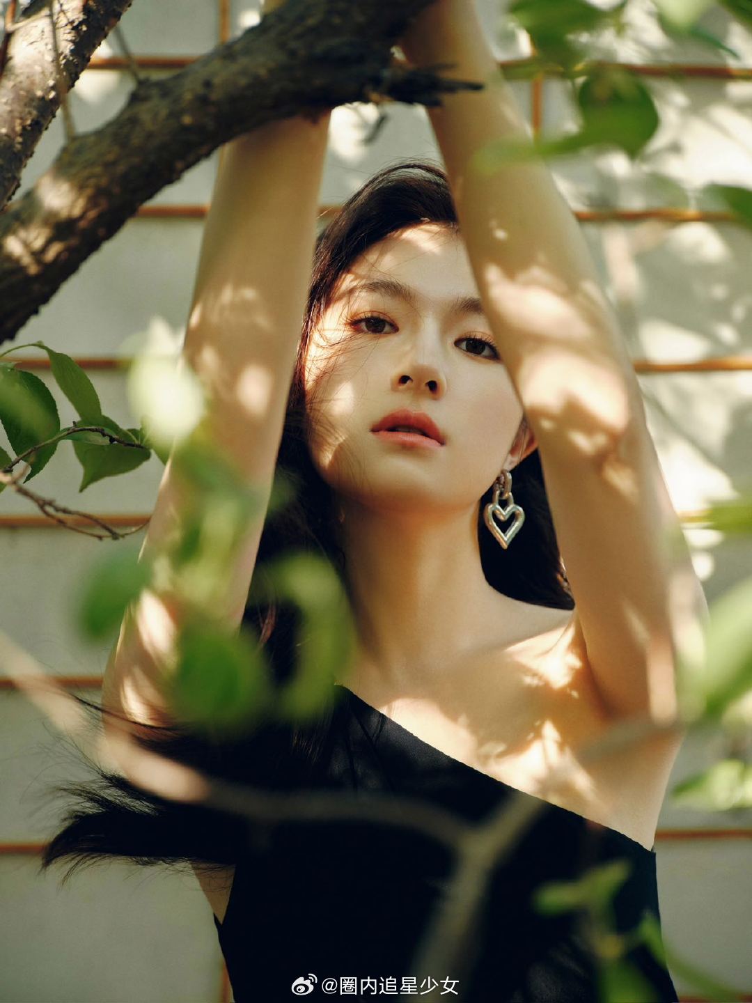 李兰迪好顶的大五官我愿称李兰迪为晚宴造型天花板！昨晚她的黑色斜肩长裙造型，又美又