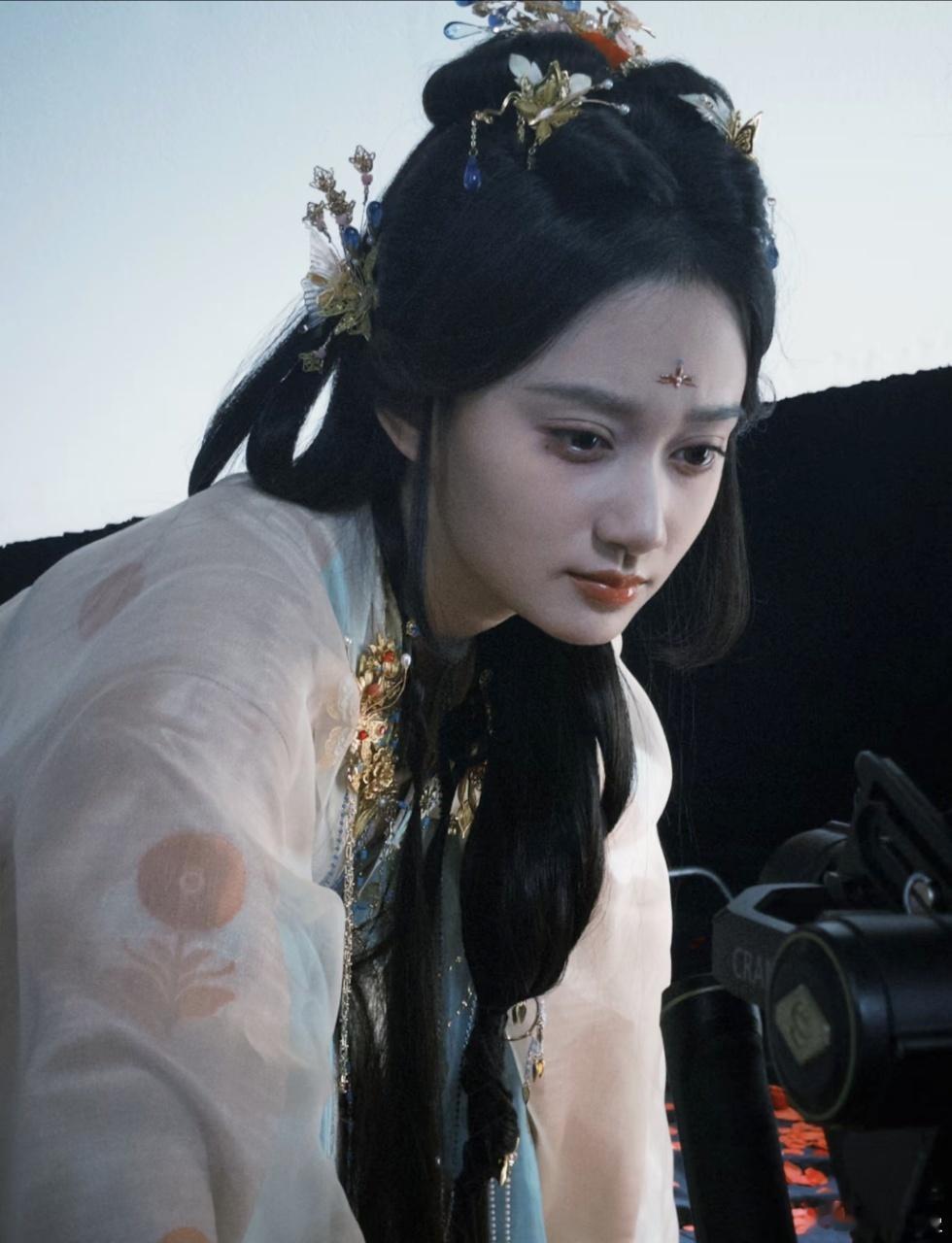 夏梦这朵00花藏不住了 凤戏阳的每一滴泪都没白流。夏梦精准抓住了角色的魂：是绣着