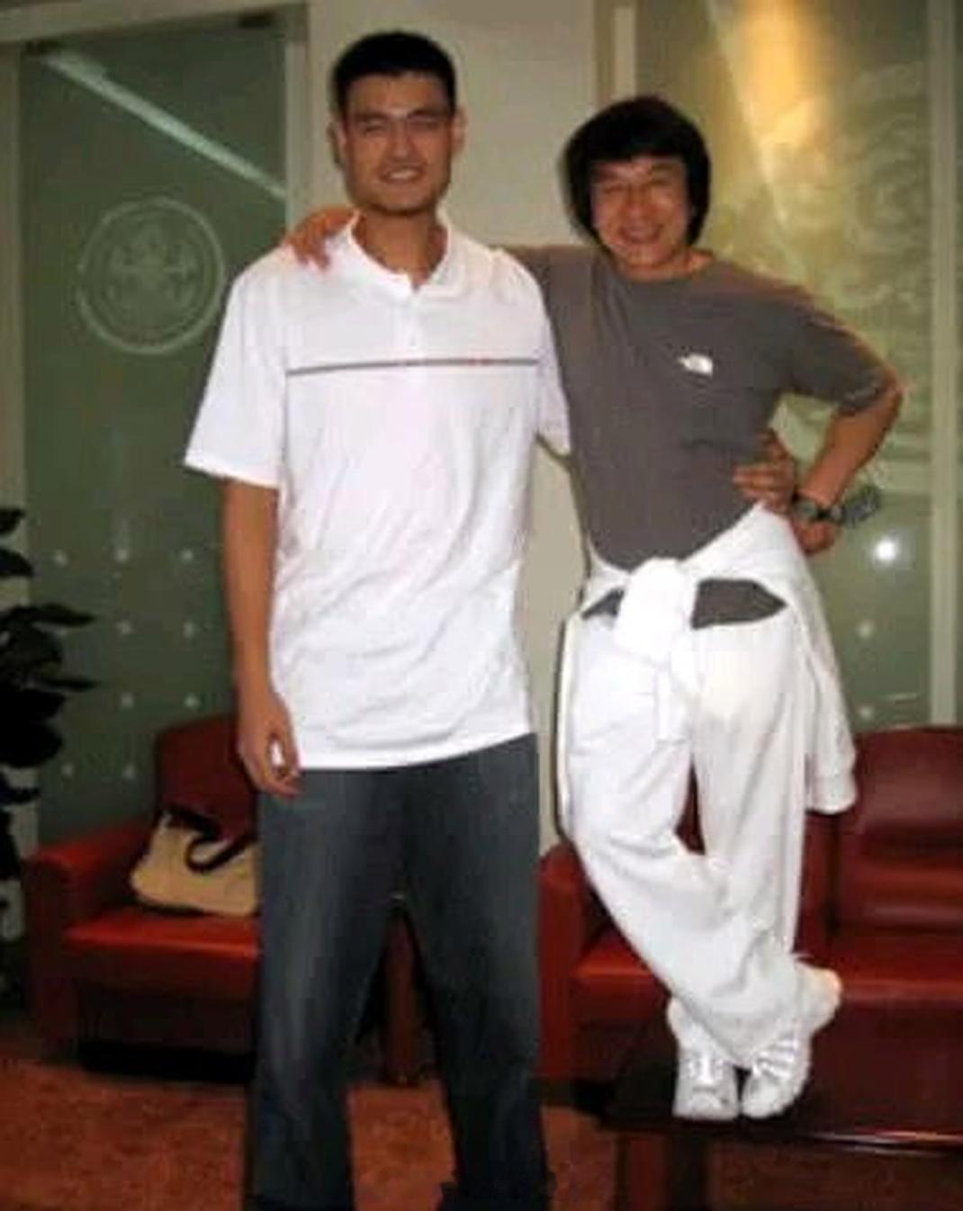 向来很高的姚明，这回身高输给对手了。 