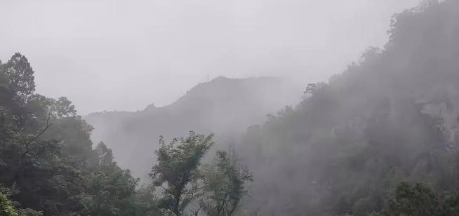 泪目！6名退休老师去贵州旅游，突遇大雨，在一农户家躲雨，主人家做了9菜1汤，拿出