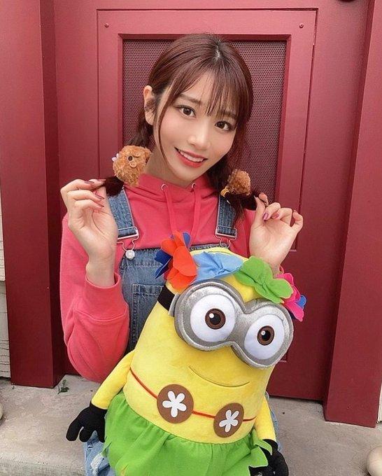 我心目中的女神是奥黛丽·赫本。她美得超凡脱俗，《罗马假日》里，她饰演的安妮公主纯