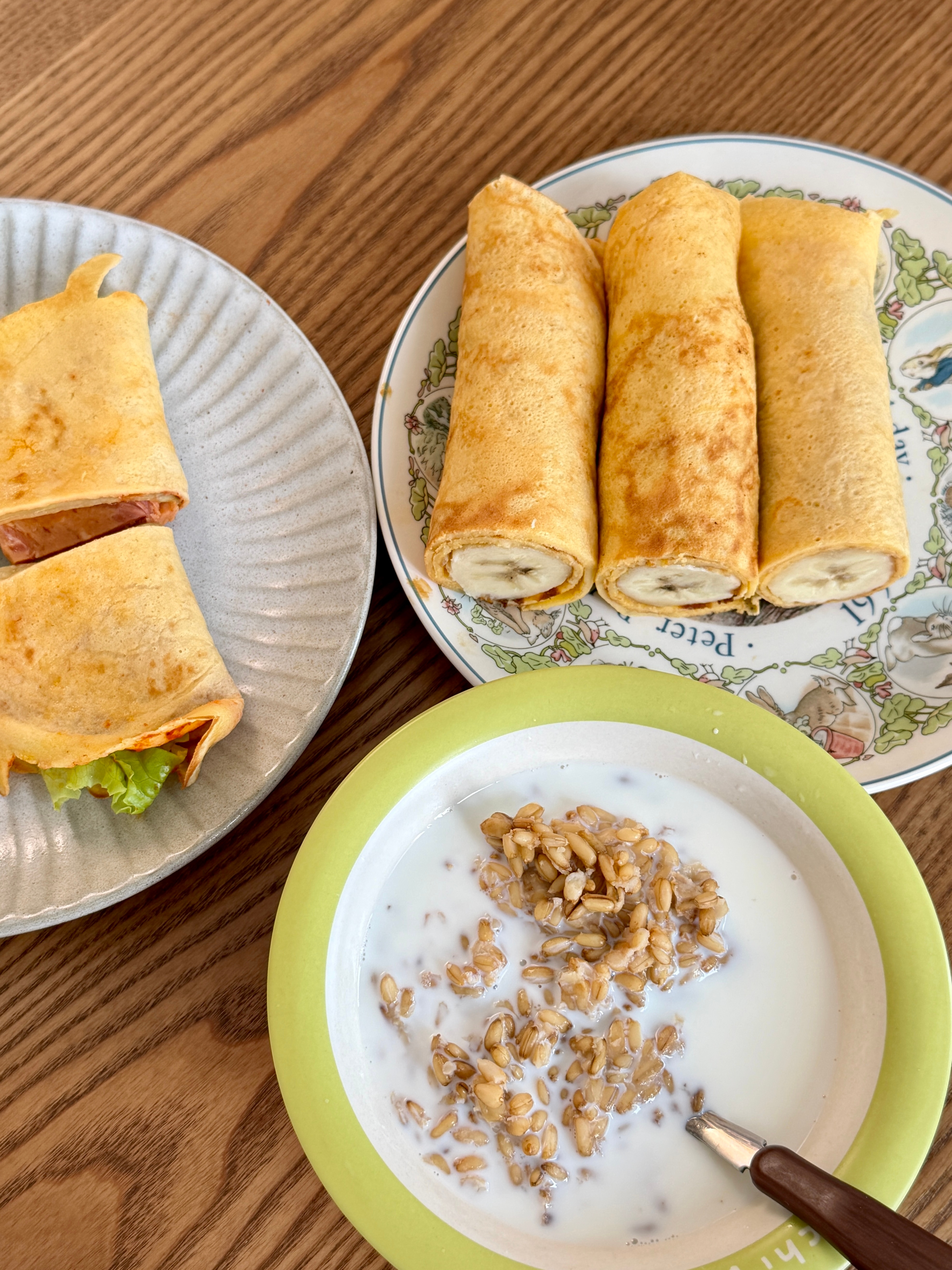 香蕉可丽饼，牛奶加即食燕麦。蛋饼中间是一层层坚果酱，里面包着香蕉。孩子超爱。姥的