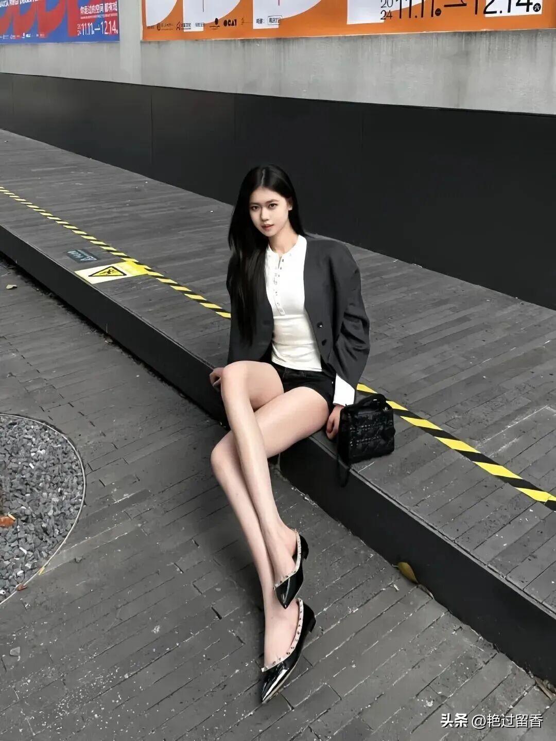 都市时尚少女，黑白经典穿搭，优雅坐等地铁！女人穿裙子配什么鞋显得更有品味? 如何