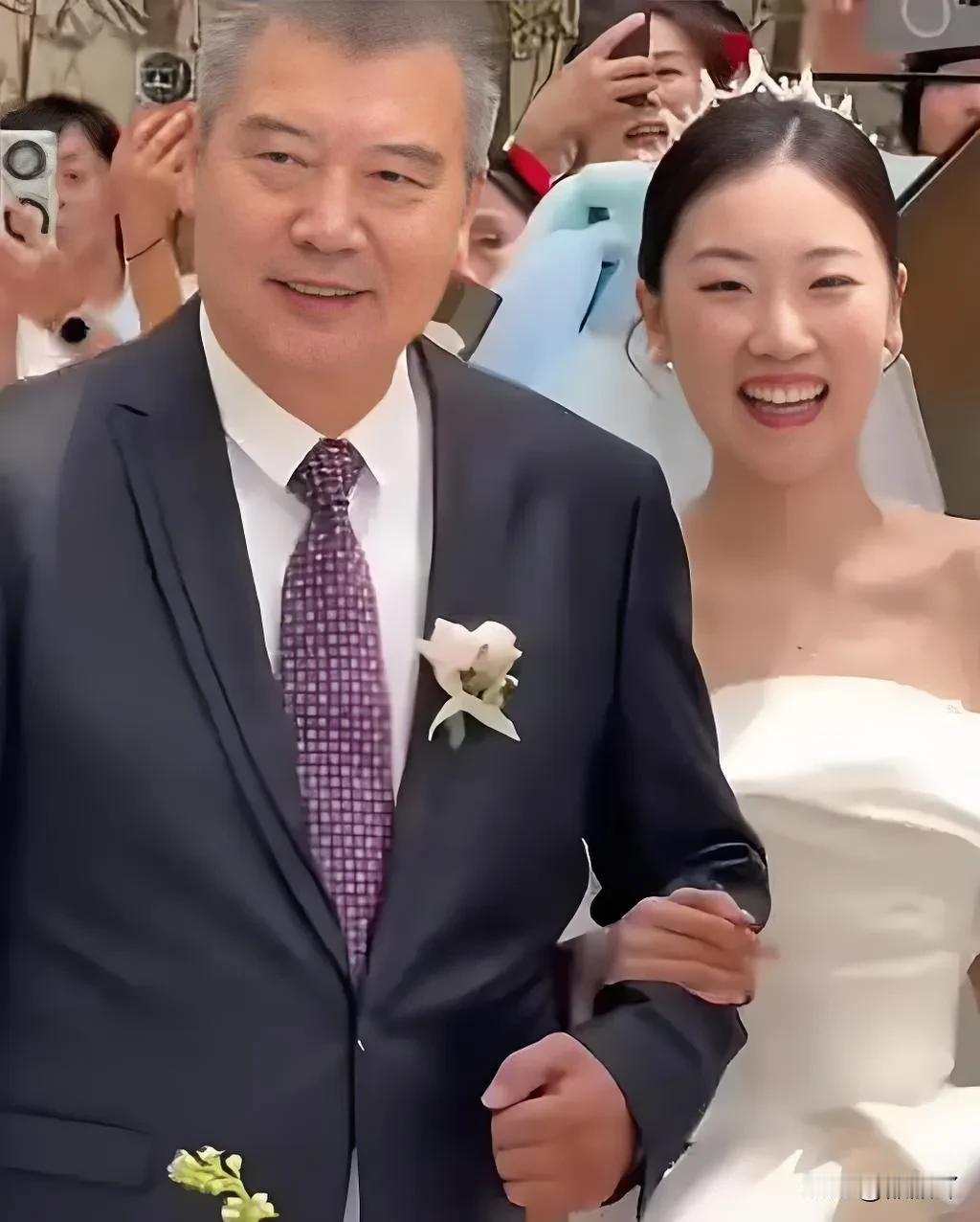 李隼女儿结婚画面，看哭了多少人！
他挽着女儿缓缓出场
张怡宁王楠李晓霞泪洒现场