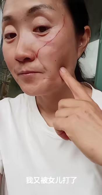 高考结束当天陪读妈妈挨了一巴掌：三年小心翼翼，换来了一身伤
高考最后一门考完的那