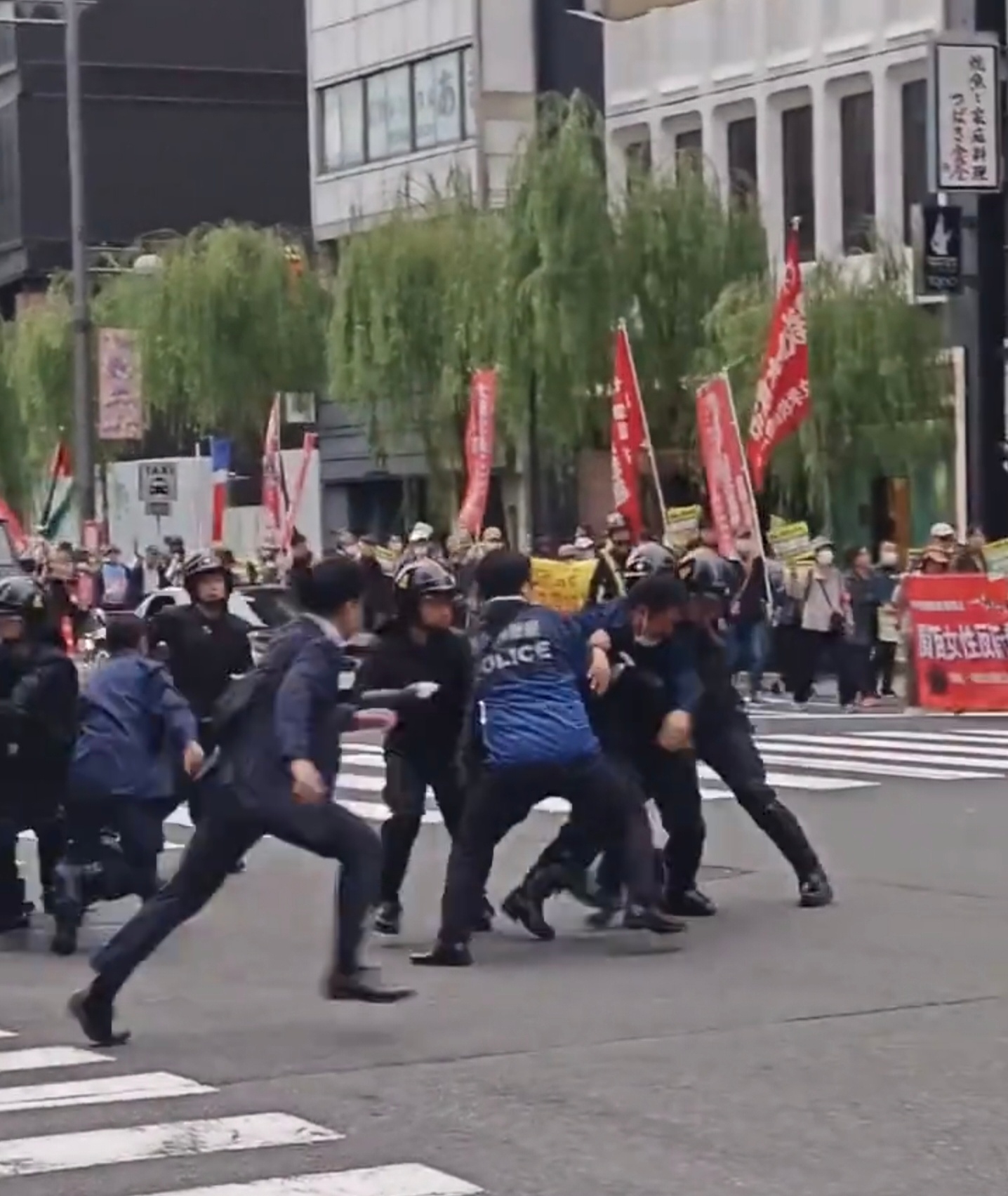 日本右翼都开始自导自演了……警惕日本右翼的战争迷梦：历史警钟绝不能停！我们对日本