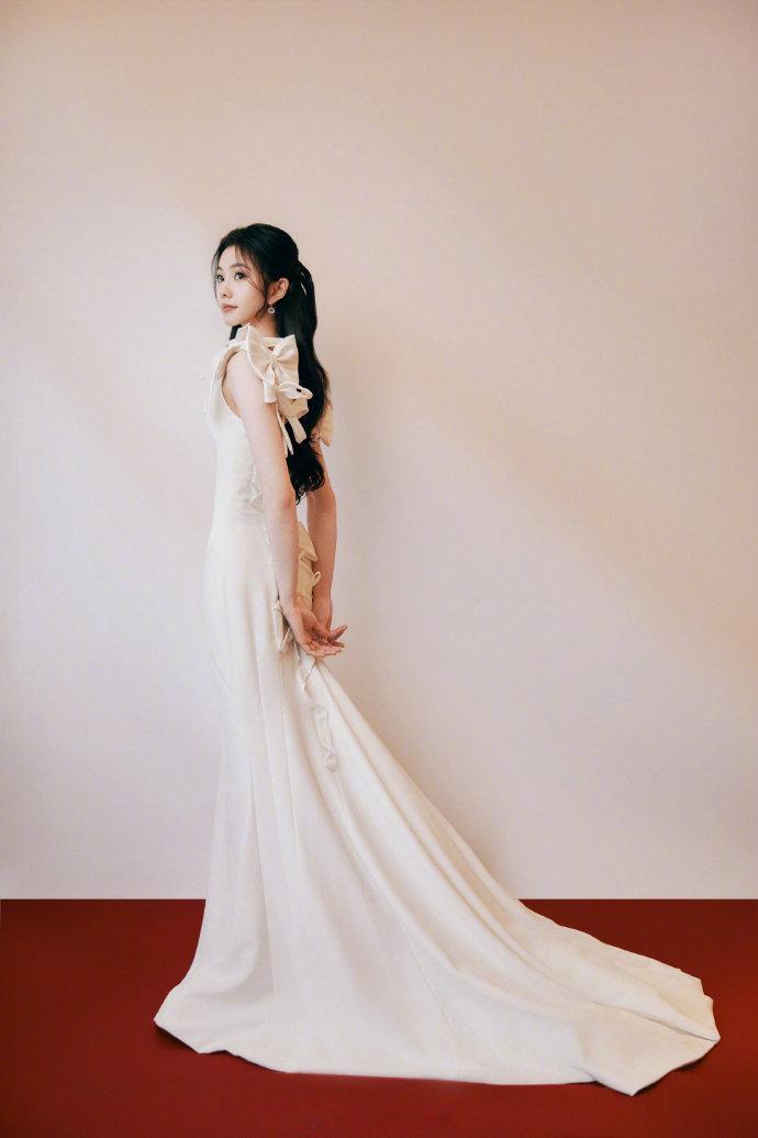 刘浩存白裙半扎发造型 刘浩存这组白裙半扎发也太仙了吧！头发蓬松又温柔，头包脸效果