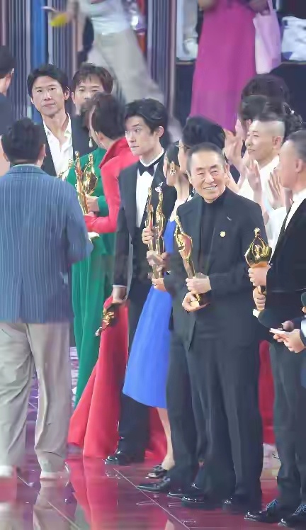 百花奖后台，一张明星群像抓拍照，暴露内娱的抱团取暖、人情世故 