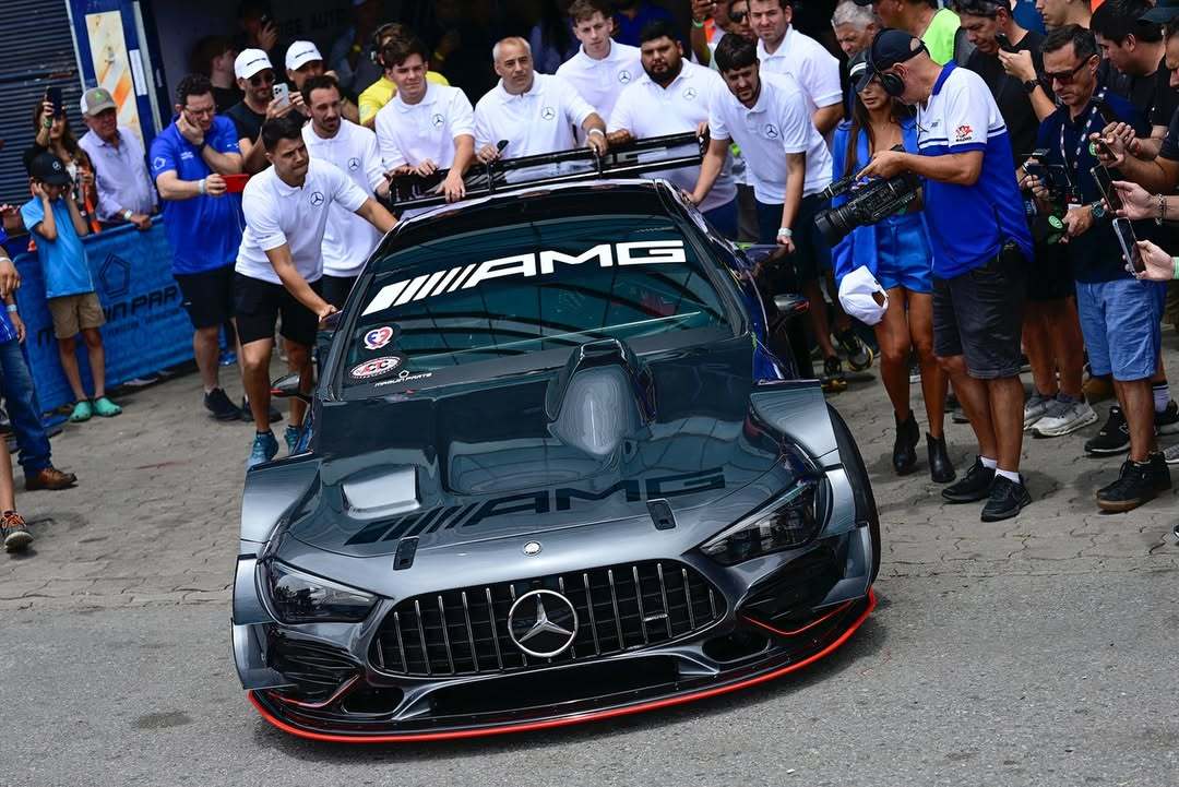 相当赛博朋克，一台2026赛季的新赛车（不是AI）