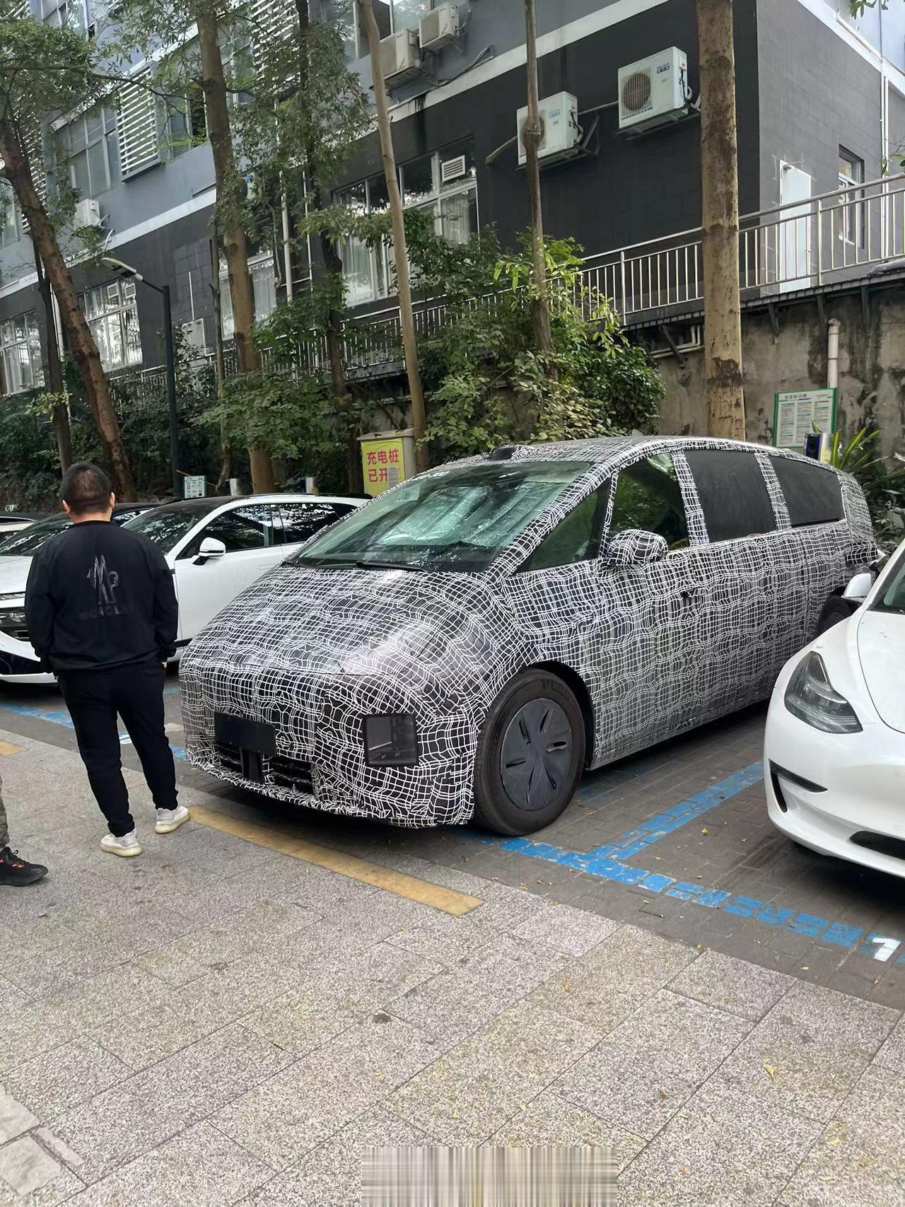 园区来了一辆 MEGA 显眼包，瞬间好多人围观，还有人从楼上拍照，看来大家都认识