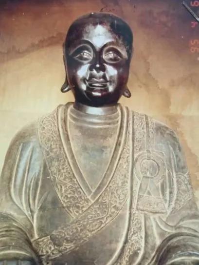 7月1日，北京一名游客逛民间博物馆时，发现展厅一尊铜像十分眼熟，疑似二十多年前海