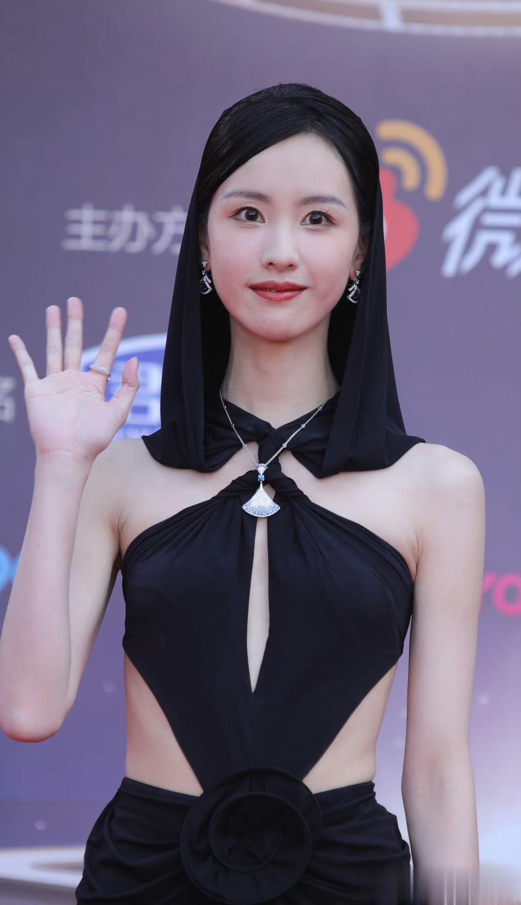 陈都灵这个造型挺有想法，就是效果一般，乍一看还以为她剪了个奇怪的头发。