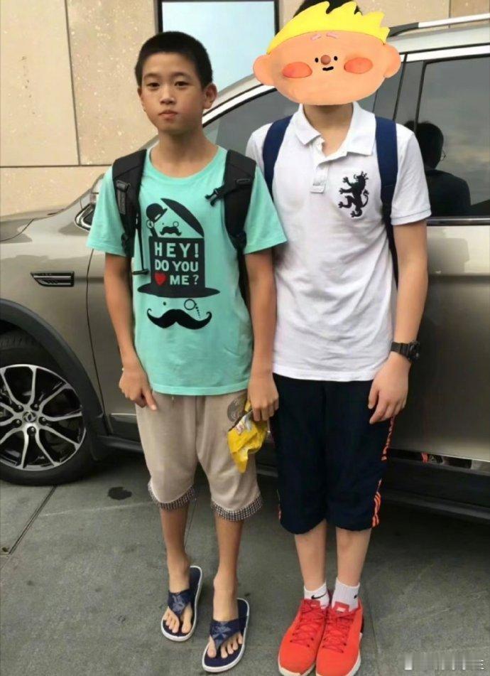 #潘展乐打小就搞笑#果然00后的影像都是高清的，打小就搞笑，小时候和别人拍照身高