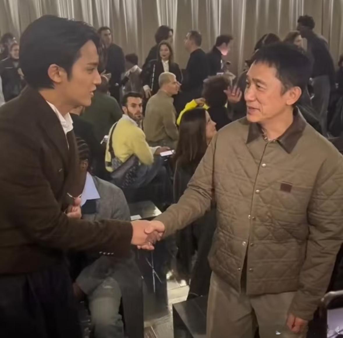 梁朝伟金珉奎秀场合照梁朝伟金珉奎握手打招呼 梁朝伟金珉奎握手打招呼 