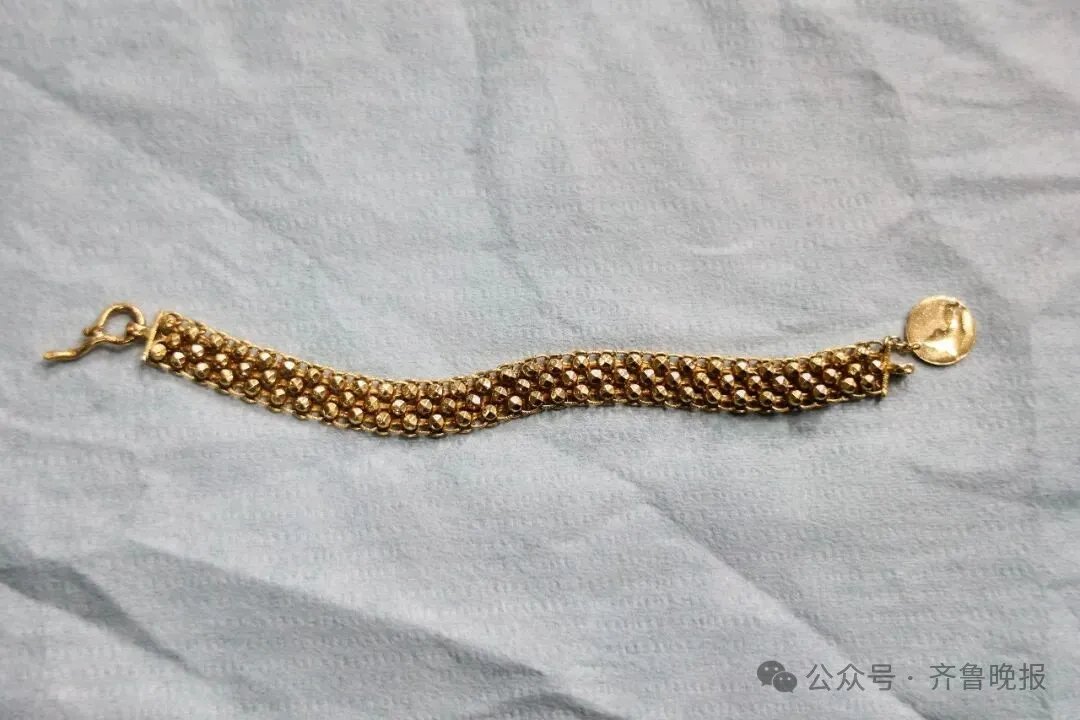 女子高铁上厕所不慎冲走50克金手链，价值几万元，2名地勤徒手