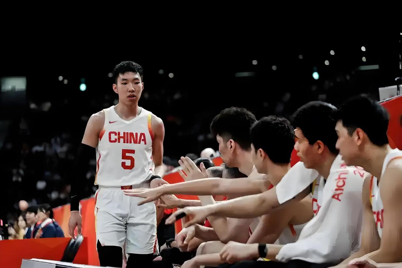 中国男篮不敌伊朗，全队真正在赛场上竭尽全力的仅有庞峥麟和李弘权两名年轻球员，胡明