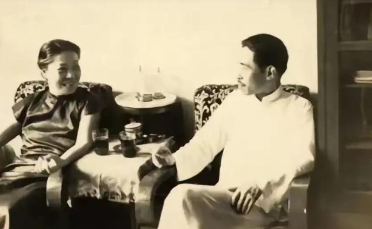 1930年，茅盾领着身怀六甲的女学生踏上故土，直接要跟原配妻子离婚。妻子二话不说