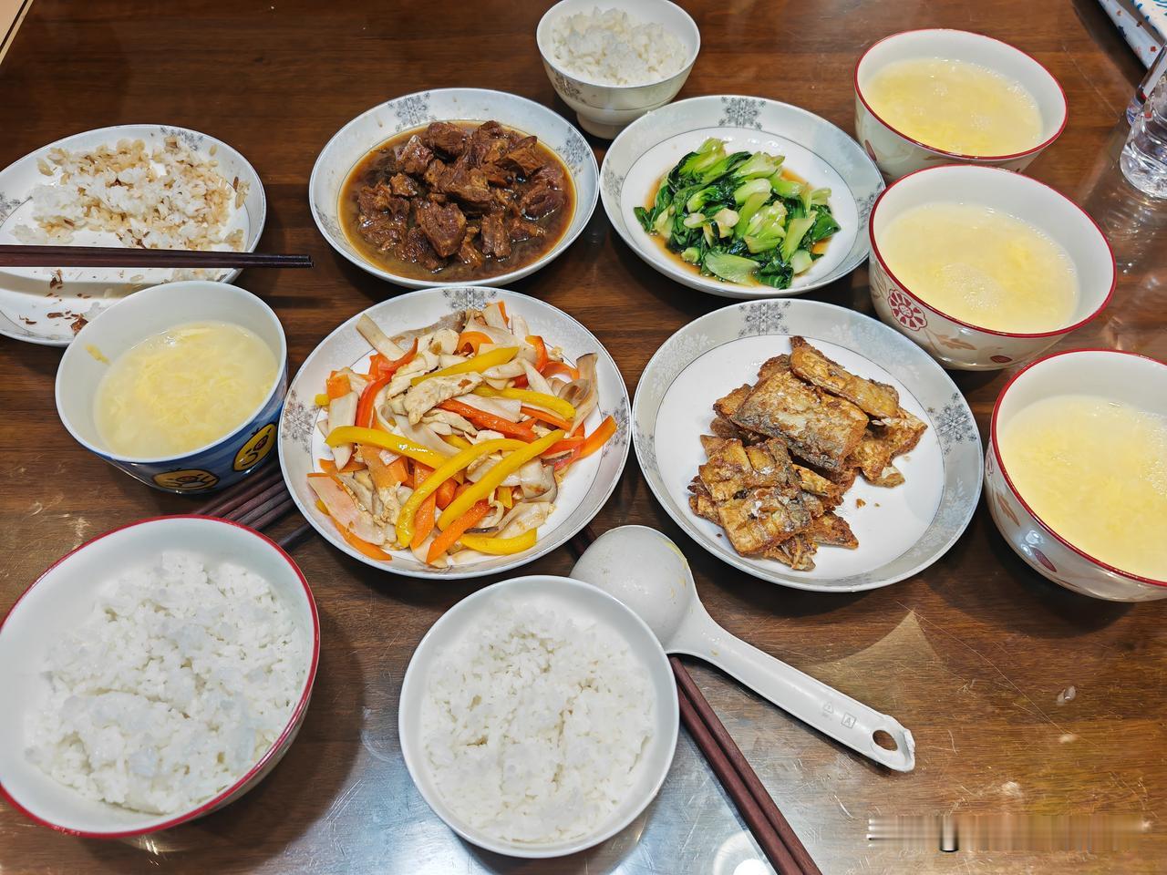 四口人的晚餐分享～
[微风]炖牛肋条
[微风]炒青菜
[微风]炒杏鲍菇彩椒
[微