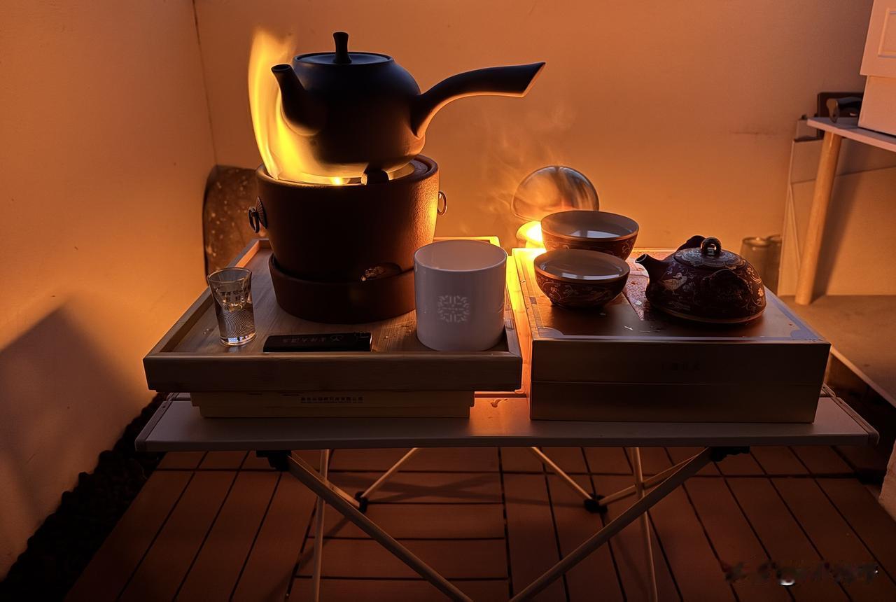 夜生活开始了，熬夜，喝茶，打盹，想事情
每人评论一句话，我挨个在线回复～