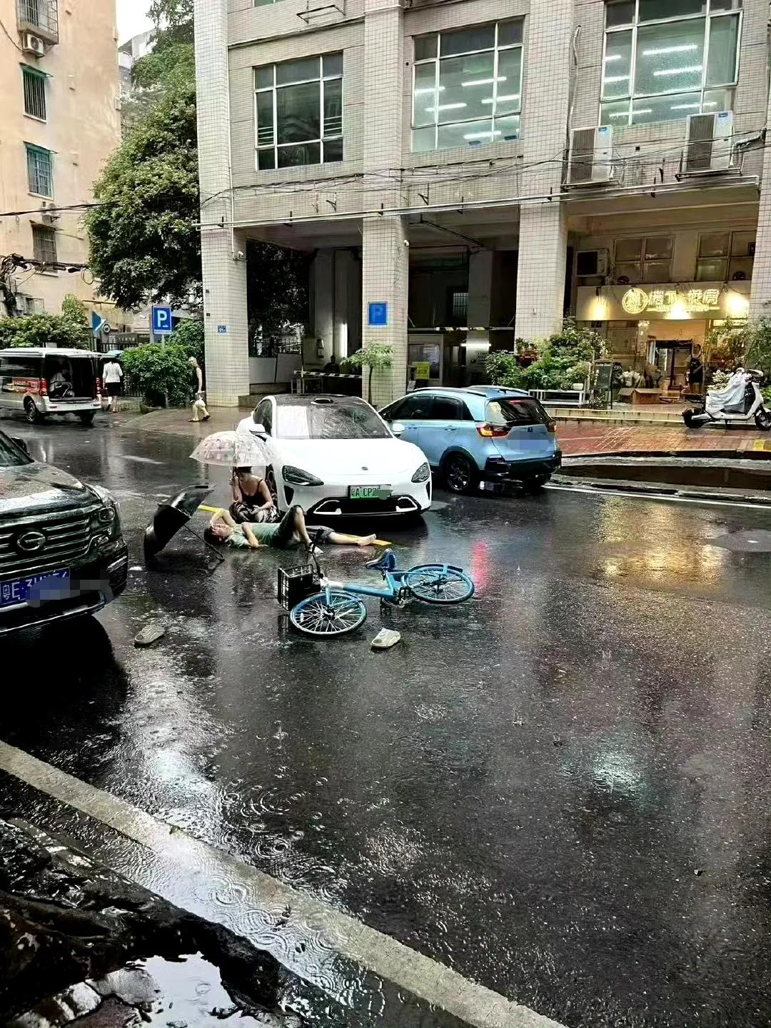 网友：爱情故事开始前，是不是先把挡路的车挪一下呢？
