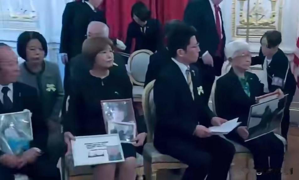 特朗普会见被朝鲜绑架的日本人家属：“我始终与他们同在” 
在与高市早苗会谈后，特